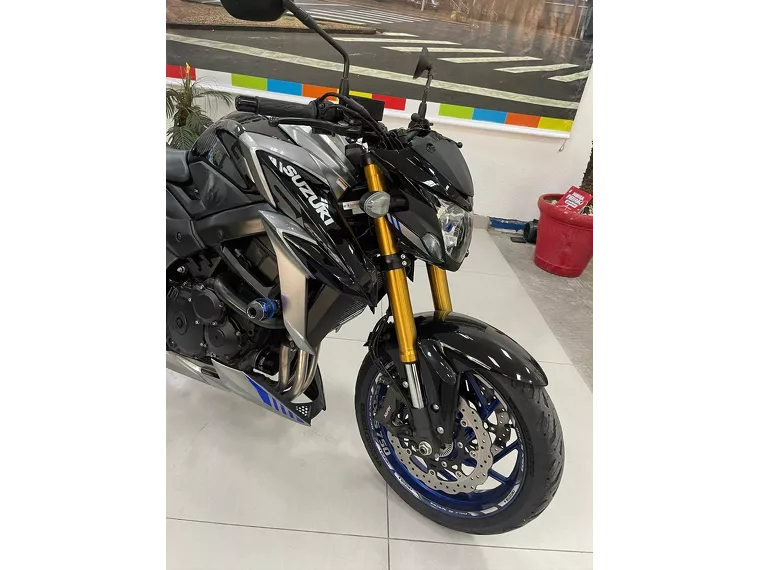 Suzuki GSX-S Preto 18