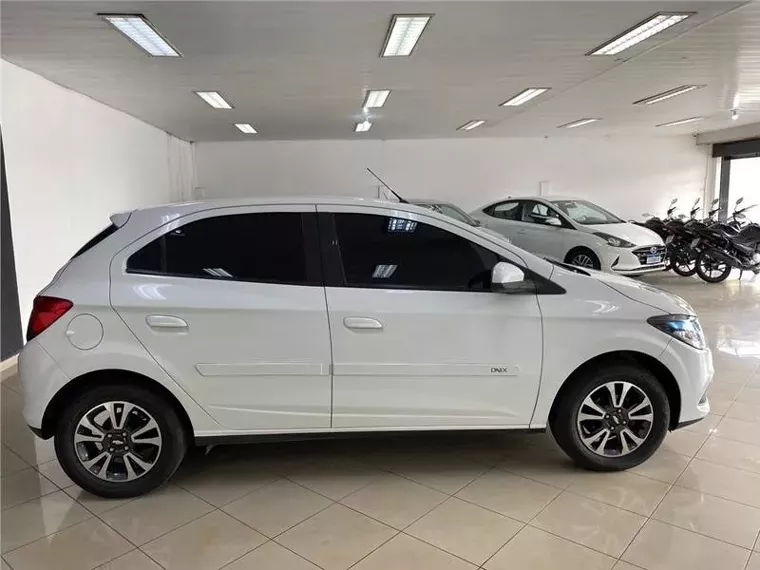 Chevrolet Onix Branco 1