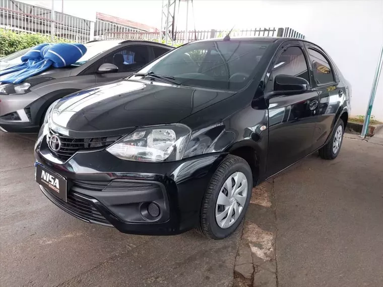 Toyota Etios Preto 1