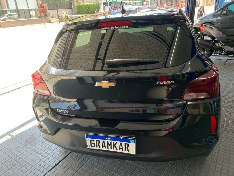 Chevrolet Onix Preto 5