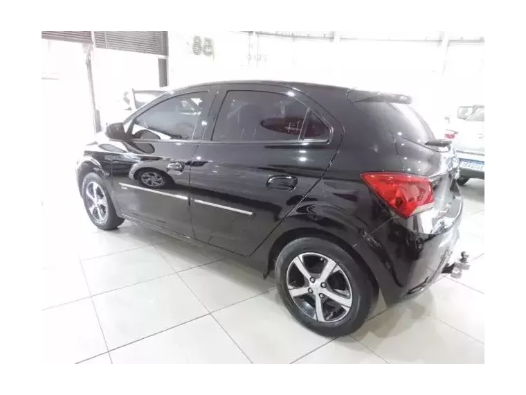 Chevrolet Onix Preto 3