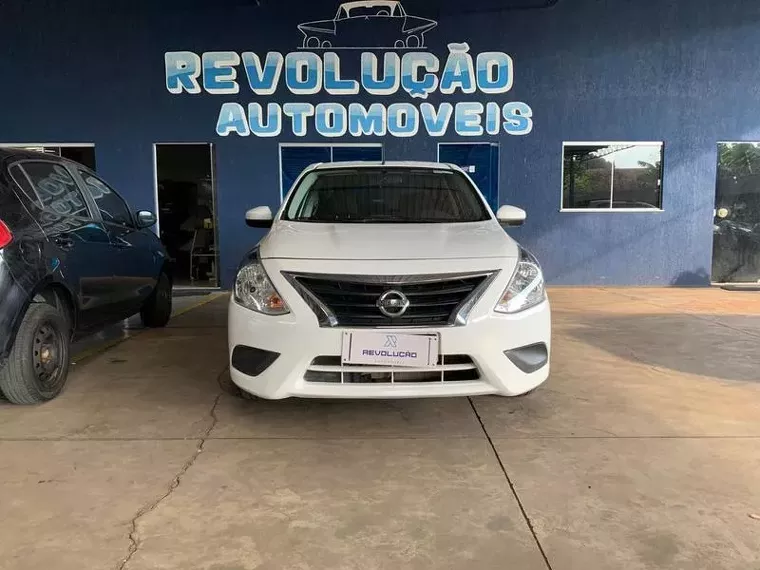 Nissan Versa Branco 2