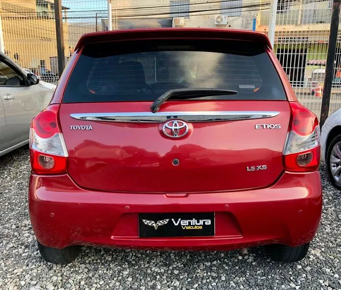 Toyota Etios Vermelho 3