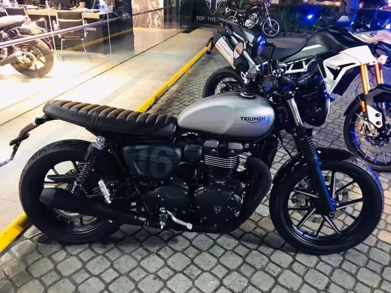 Triumph Street Twin Prata 1