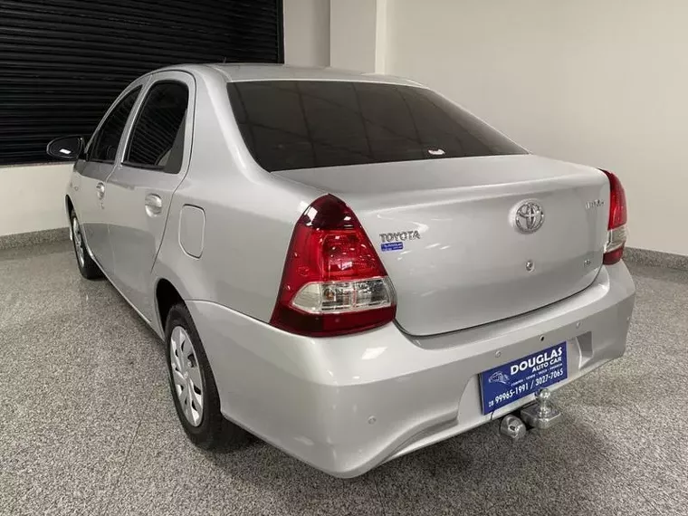 Toyota Etios Prata 18