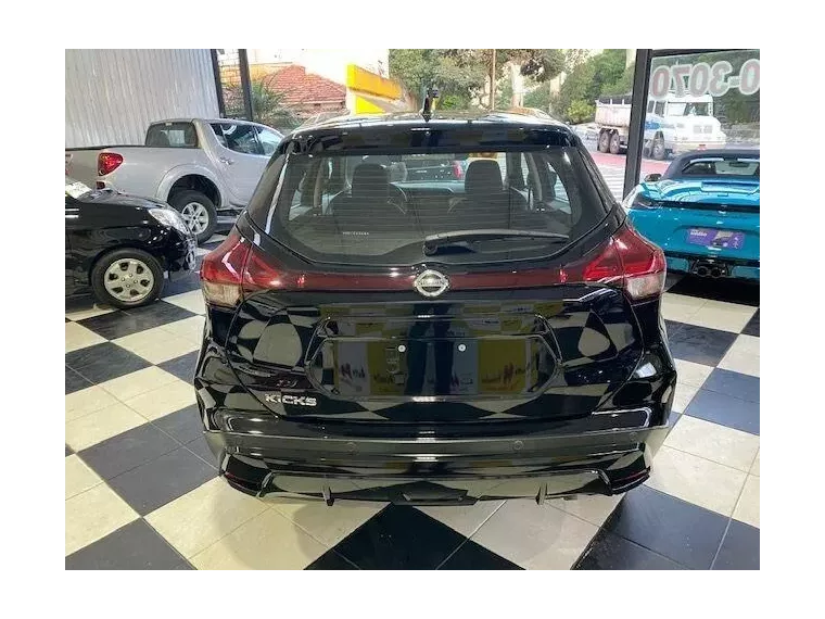 Nissan Kicks Preto 10