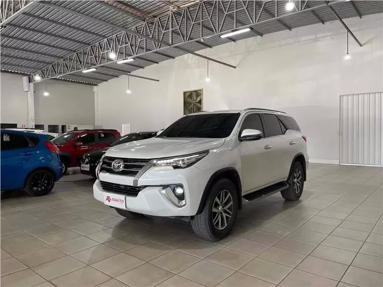 Toyota Hilux SW4 Branco 9