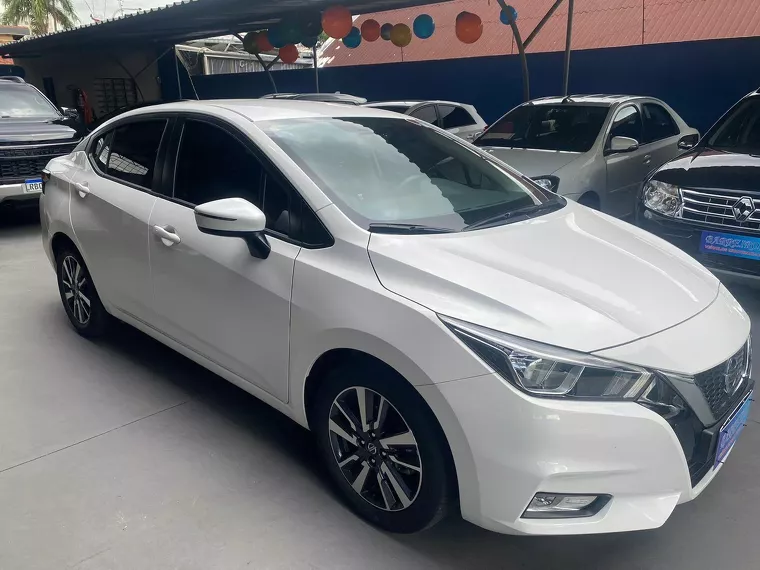 Nissan Versa Branco 3