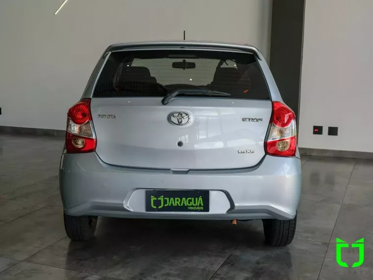 Toyota Etios Prata 6