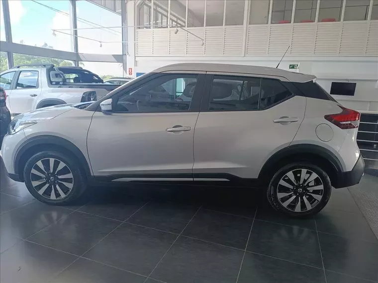 Nissan Kicks Prata 16