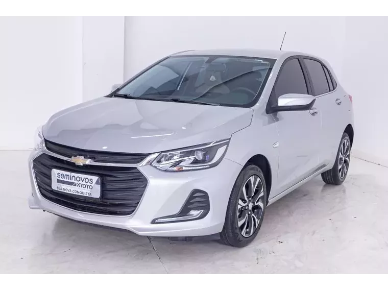 Chevrolet Onix Prata 19