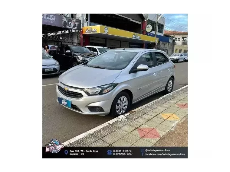 Chevrolet Onix Prata 6