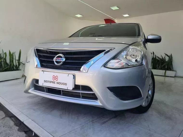 Nissan Versa Prata 7