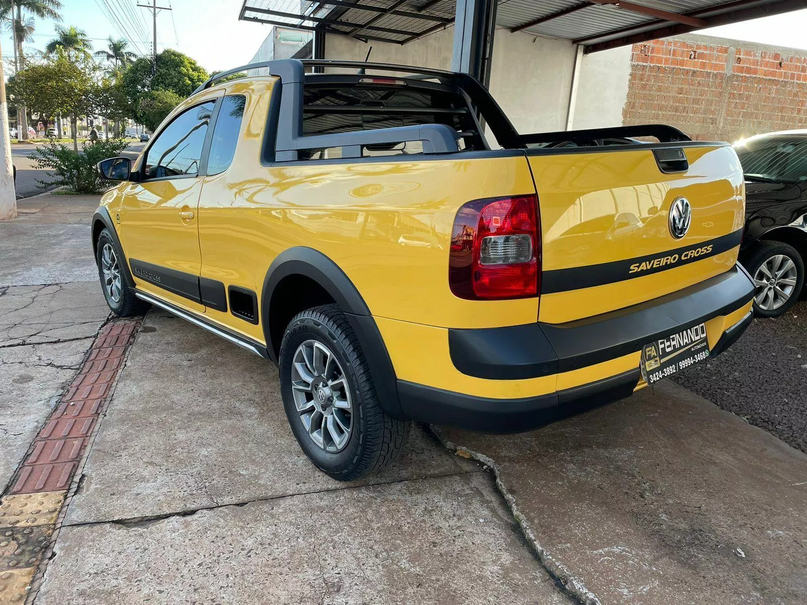 VW - Volkswagen Saveiro Cross 1.6 C.E. Amarela 2014 - Dourados