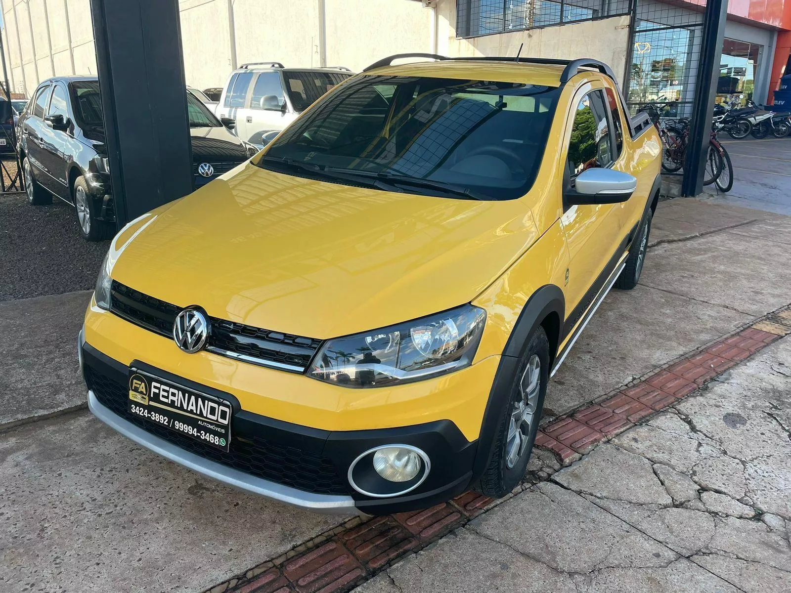 VW - Volkswagen Saveiro Cross 1.6 C.E. Amarela 2014 - Dourados